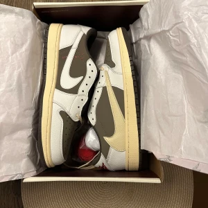 Travis Scott  - Extremt fina Travis Scott skor en av de finaste man kan tänka sig att köpa men köper pågrund av att jag vill ha pengar just nu och därför sänker jag priset ganska mycket för vill sälja den så snabbt så möjligt 