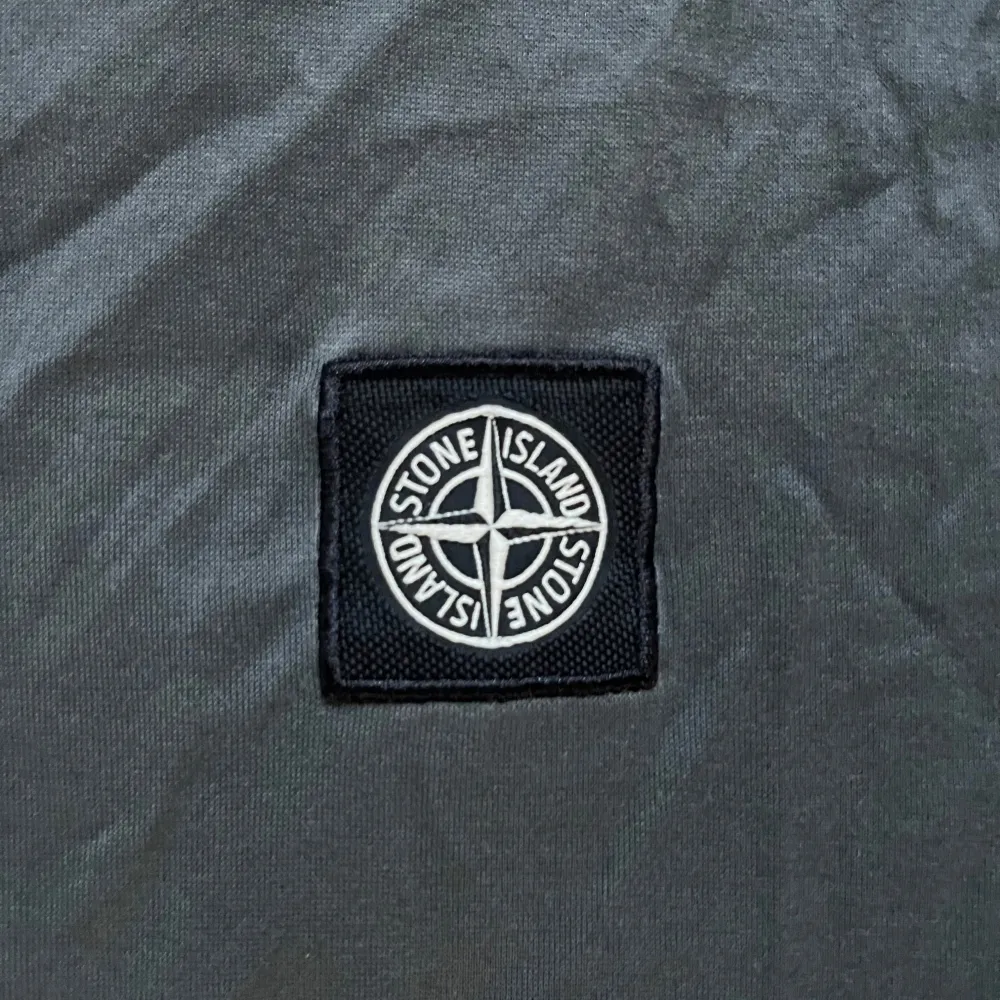 Säljer en snygg grå t-shirt från Stone Island i bra skick. Använd ett fåtal gånger så helt ny iprincip. Köptes på NK i stockholm för 1900kr förra sommaren. . T-shirts.