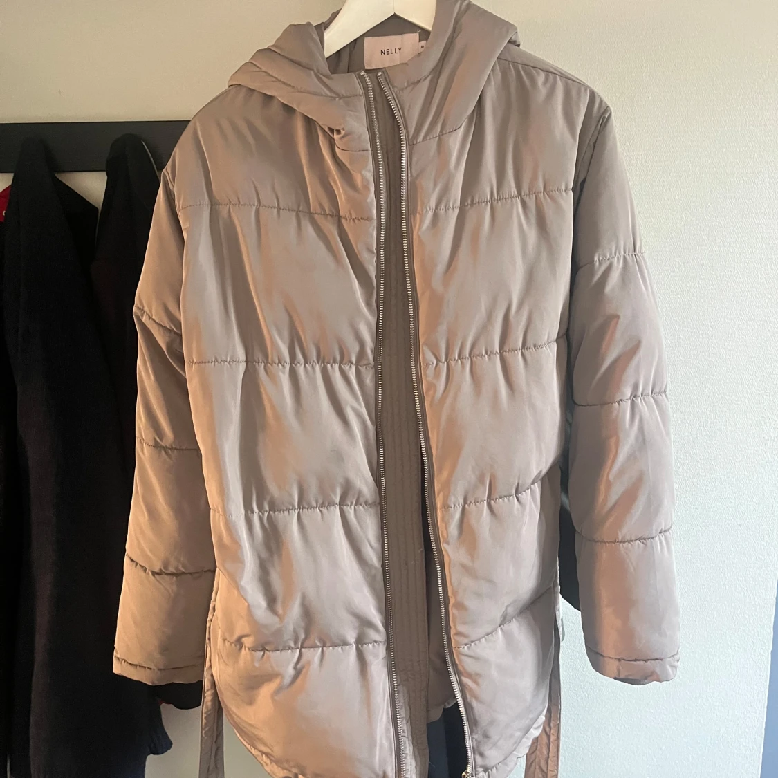 Beige pufferjacka från Nelly med knytning  - 90