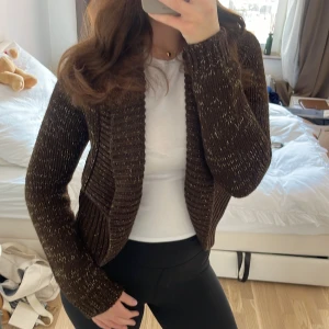 Kabelstickad kofta - Brun kabelstickad kofta från Evie! Står strlk 14-16 men passar som en M skulle jag säga