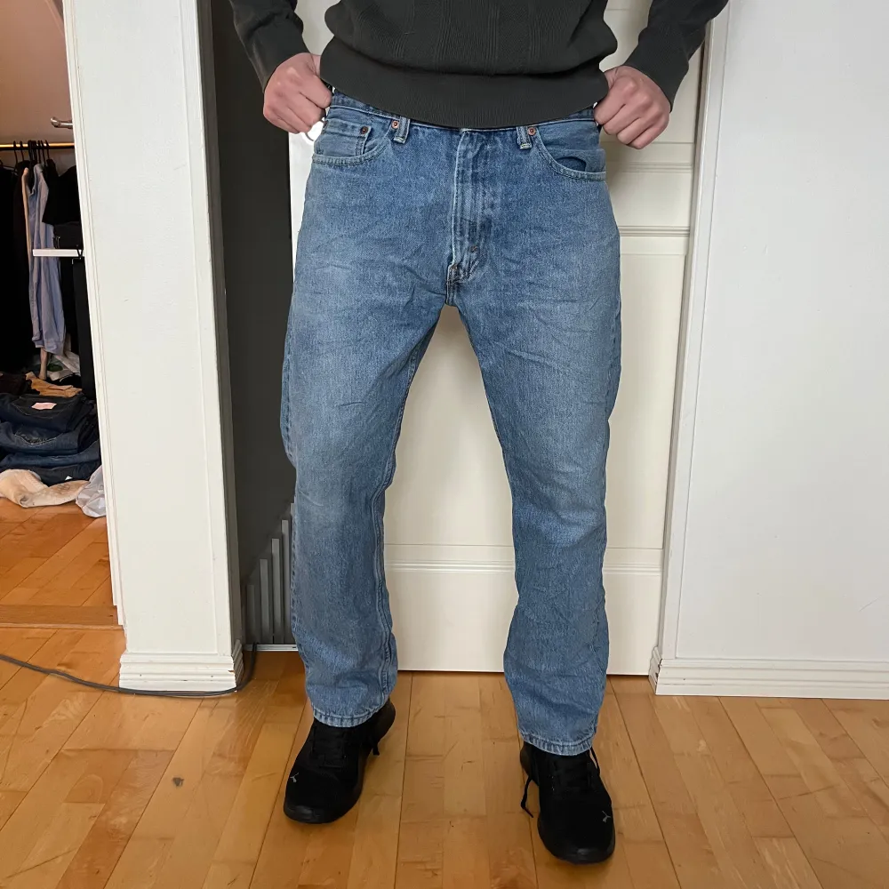 Säljer ett par klassiska Levis 505 jeans i blå denim. De har en relaxed fit med hög midja och raka ben. Perfekta för en avslappnad stil och passar till alla säsonger. Jeansen är i bra skick och redo för nya äventyr!. Jeans & Byxor.