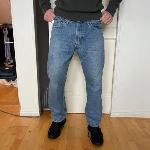 Levis 505 33-29 - Säljer ett par klassiska Levis 505 jeans i blå denim. De har en relaxed fit med hög midja och raka ben. Perfekta för en avslappnad stil och passar till alla säsonger. Jeansen är i bra skick och redo för nya äventyr!
