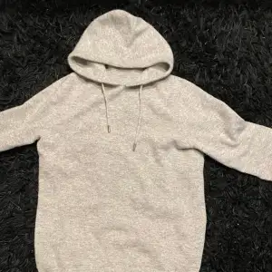 Säljer denna Marinoull hoodie från john henric. Ny pris på hoodien är runt 1500 men har en liten defekt vid halsen och där av priset. Det går lätt att fixa och den har bra skick annars. Vid minsta fråga skriv till mig👍