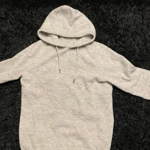 Marinoull hoodie - Säljer denna Marinoull hoodie från john henric. Ny pris på hoodien är runt 1500 men har en liten defekt vid halsen och där av priset. Det går lätt att fixa och den har bra skick annars. Vid minsta fråga skriv till mig👍