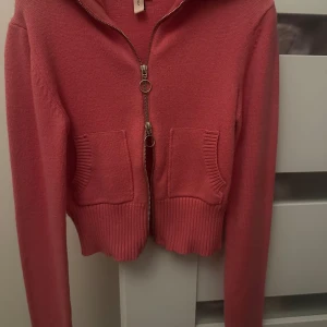 Rosa stickad kofta från Nelly - Säljer en superfin rosa stickad kofta från Nelly i storlek M. Då den inte alls kom till användning.