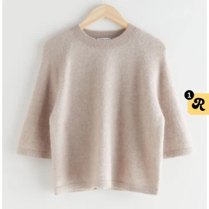 Tröja med trekvartsärm - Mysig beige tröja med trekvartsärm från &other stories i strl M och sitter snyggt oversized på S, Mycke bra skick och säljs ny för 790kr