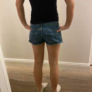 Säljer ett par snygga blå low waist jeansshorts i nytt skick. Från Zalando, aldrig använda. Köpta för 329 säljer för 209kr.