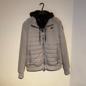 Parajumper cardigan  - Tjena! Säljer min sprillans nya parajumper cardigan. Helt ny aldrig använd och alla taggar finns kvar som man ser på bild 2. Storlek S men kan även passa M. Nypris 4600 men mitt pris 2299. Säljer då jag behöver pengar till att köpa en annan men även öppen för byten i rätt pris. Priset är inte satt i sten vid en snabb affär.  Hör av er vid minsta fundering! 