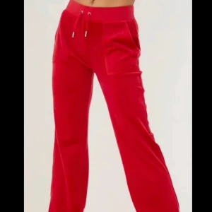 Röda juicy couture byxor ❤️ - Säljer ett par superbekväma röda mjukisbyxor i sammet. Perfekta nu inför jul också! För gosiga att bara ha en mysiga dag hemma eller en avslappnad dag ute. Byxorna har praktiska fickor både fram och bak och en liten broderad detalj på sidan.  Dom formar kroppen så fint också❤️ ny pris 1200