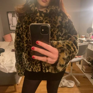 Leopardmönstrad pälsjacka - Säljer min leopardmönstrade päls jacka som jag tycker är as snygg men för tyvärr inte så myvket användning av den längre! Står ingen storlek på den men brukar använda M, men skulle lätt säga att den funkar för S och L beroende på hur man vill att den ska sitta. Skriv för fler frågor🩷