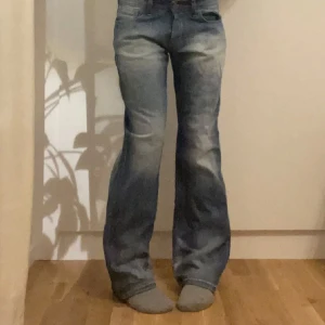 lågmidjade bootcut jeans  - supersnygga lågmidjade bootcut jeans, innerbenslängden är 77 cm och midjan är 41 cm 💋förra ägarens bilder!