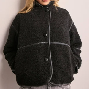 Svart teddyjacka med knappar - OBS! Om du är intresserad av något jag säljer så passa på att köpa nu då jag är bortrest mellan slutet av november till april!! Mysig svart teddyjacka från Nelly! Helt nytt skick. Säljer då jag har andra som jag gillar mer☺️ Nypris: 559kr. Sitter mer som en S än en M.