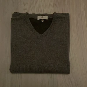 Ermenegildo zegna väst - Snygg grå stickad väst från ermenegildo zegna i ett klassiskt snitt. Den har en v-ringad design och är perfekt för lager-på-lager under höst och vinter. Västen är i ett mjukt och bekvämt material/100% Cashmer som håller dig varm och stilren. Köparen står för frakten. Ny pris 8000.