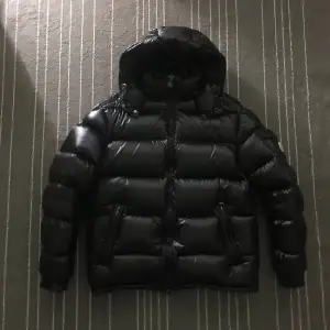 | Moncler Maya| | Storlek: 2 (sitter som S-M) | Skick: 9,25/10| Medföljer: inget | Frågor eller funderingar tveka inte på att höra av dig!