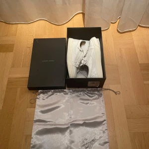 Giuseppe Zanotti - Säljer ett par stilrena vita sneakers från Giuseppe Zanotti i nytt skick. Storlek 44. Kommer med originallåda och dustbag. Hör av er vid intresse och frågor 