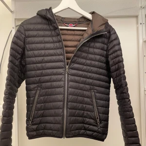 Svart colmar jacka - Tjena! Säljer denna colmar jackan i ett bra skick! Den har en liten defekt men syns inte när man har på den! Hör av er för minsta fundering!😁