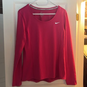 Rosa långärmad träningströja från Nike - Säljer en snygg rosa långärmad träningströja från Nike. Fint skick! 