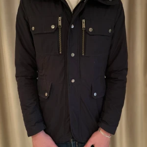 J.lindberg jacka - Säljer denna riktigt schyssta j.lindberg fodrade fieldjacket då jag tröttnat på den. Säljer den för endast 1099kr🤩