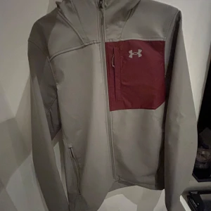 Under armour jacka  - Hej, säljer nu min unika/fina under armour jacka då den inte används längre.                             Jätte bra skick. Storlek S.