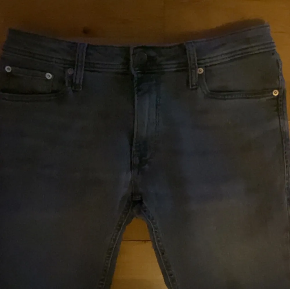 Säljer ett par grå jeansbyxor. Kom privat för mer bilder eller information. . Jeans & Byxor.