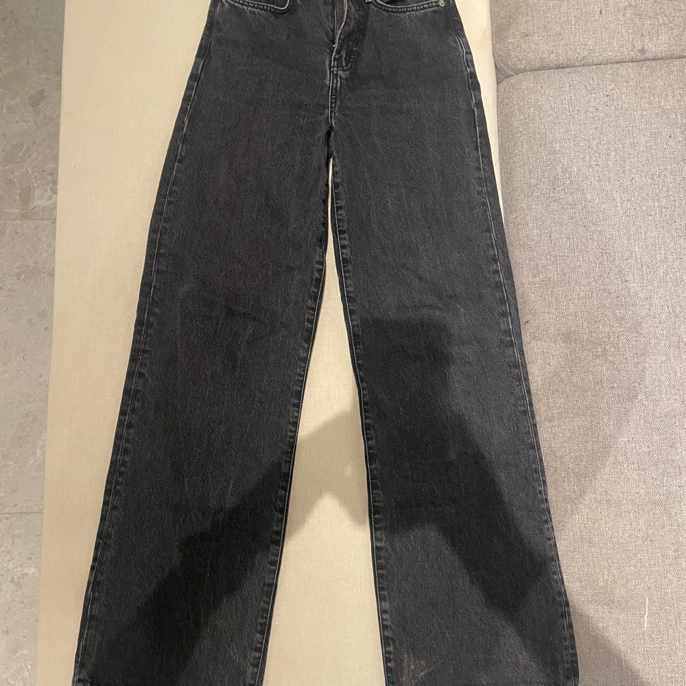 Säljer ett par jeans med högmidjad passform och en trendig wide stil💗. Jeans & Byxor.