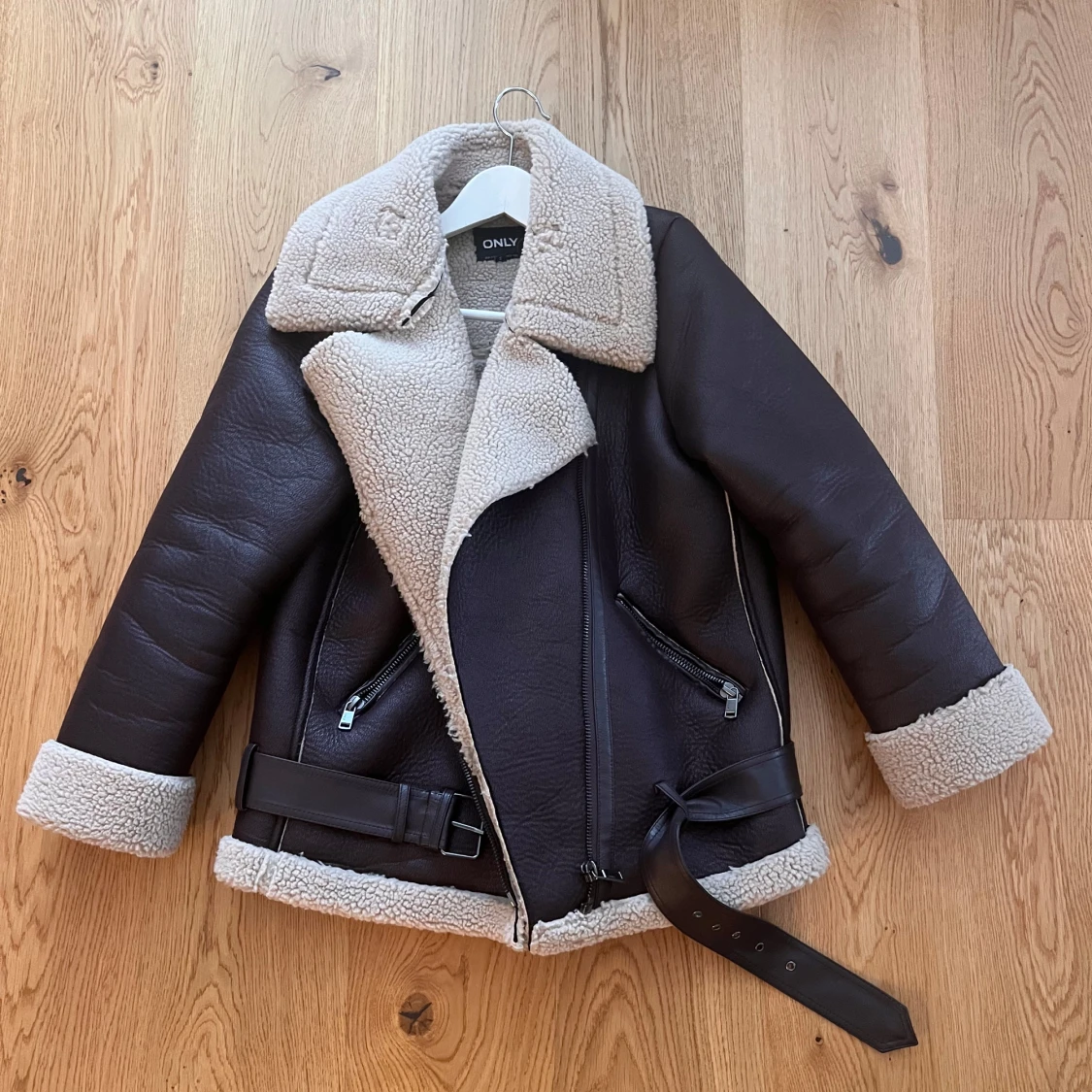 Brun skinnjacka med foder från Only