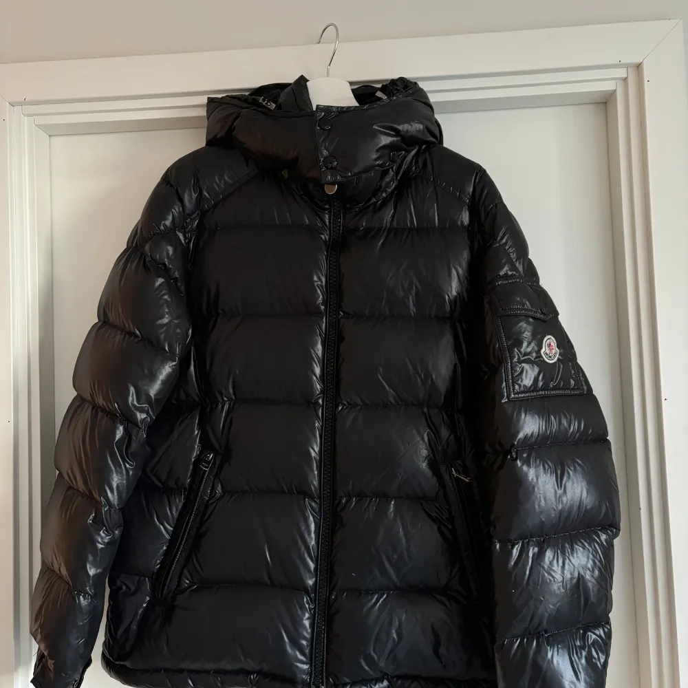 Moncler vinterjacka i storlek 4 (Herr)   Kvitto finns  - sparsamt använd och i fint skick! . Jackor.