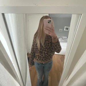 Leopardmönstrad tröja - säljer en supercool leopardmönstrad tröja som är perfekt för höst och vinter💕 tröjan är i bra skick men har lite tecken på användning, dock inget som märks! den är i storlek 146-152 men skulle säga att den passar som xs-m💋 kan mötas i sthlm