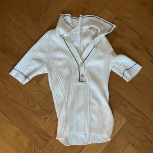 En vit seglartröja  - Hej! Jag köpte den här fina vita ribbade tröjan för 3 månader sedan i Stockholm på zara för 899 kr. Jag har använt den en gång, så därmed är den i lika bra skick som den var när jag köpte den. Jag köpte den som ett impuls köp och tyckte inte lika mycket om den när jag väl hade på mig den, därför jag säljer. Den har ett väldigt mjukt material och fina detaljer för er som gillar lite extra. 🫶