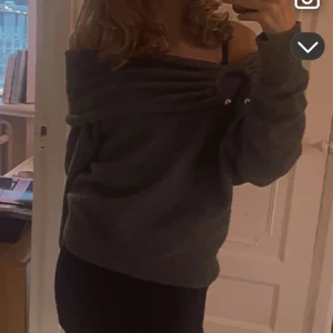 Mysig grå offshoulder tröja - Säljer en supermysig grå offshoulder tröja som är perfekt för höst och vinter. Den har en loose passform och är tillverkad i ett mjukt material som känns skönt mot huden. Perfekt för en avslappnad dag eller en mysig kväll hemma. 