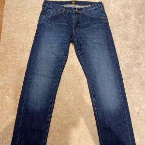 Lee Jeans 31/32 - Helt nya Lee Jeans, kommer ej till användning eftersom råka köpa fel storlek. Dessa Lee Jeans är storlek 31/32