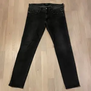 Snygga svarta/mörkgrå Replay jeans i modellen Anbass - Slim fit. Storleken är W34 L32 och de är i mycket bra skick! De har väldigt små defekter efter användning som knappt syns. Nypris på dessa ligger på runt 1399kr. Hör av er vid frågor!🔥🤝