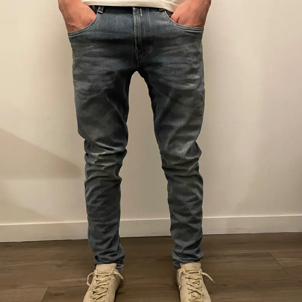 Tjena vi säljer ett par snygga blå jeans från Replay i modellen Hyperflex. De har en slim passform och är i mycket bra skick. Perfekta för både vardag och fest! 🕺. Jeans & Byxor.