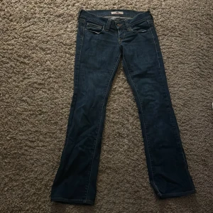 Lågmidjade bootcut jeans - Säljer ett par as snygga lågmidjade, bootcut mörkblå jeans i ny skick❤️midjemåttet: 38/39 cm innerbenslängden: ca 80 cm🥰🥰skulle säga att Jensen är ungefär storlek S💗 skriv för fler bilder!!