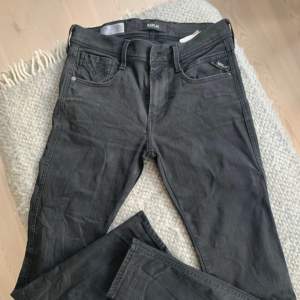 Säljer ett par grå Replay Anbass 30/32 jeans i mycket bra skick. De är tillverkade i Hyperflex-material som ger en skön stretch och passform. Perfekta för både vardag och fest! 🎉 