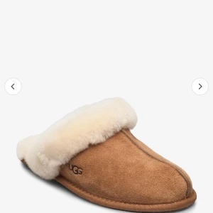 Bruna tofflor från UGG - Mysiga bruna tofflor från UGG i mocka med fluffig vit päls på insidan. Säljer nu dessa jätte populära uggs innetofflor pågrund av att dom tyvärr är för små för mig, skorna är i storlek 36/37. Det är välanvända men fortfarande lika fina! De har en robust sula med UGG-logga för extra grepp. Är öppen för byten vid likadan skor och strl 38/39. Skriv om ni är intresserade!