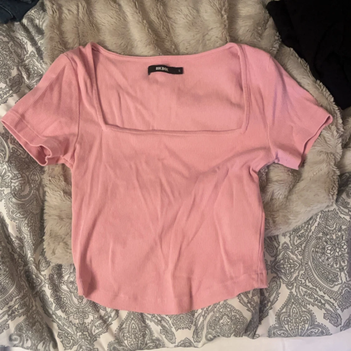 Rosa ribbad topp från Bik Bok