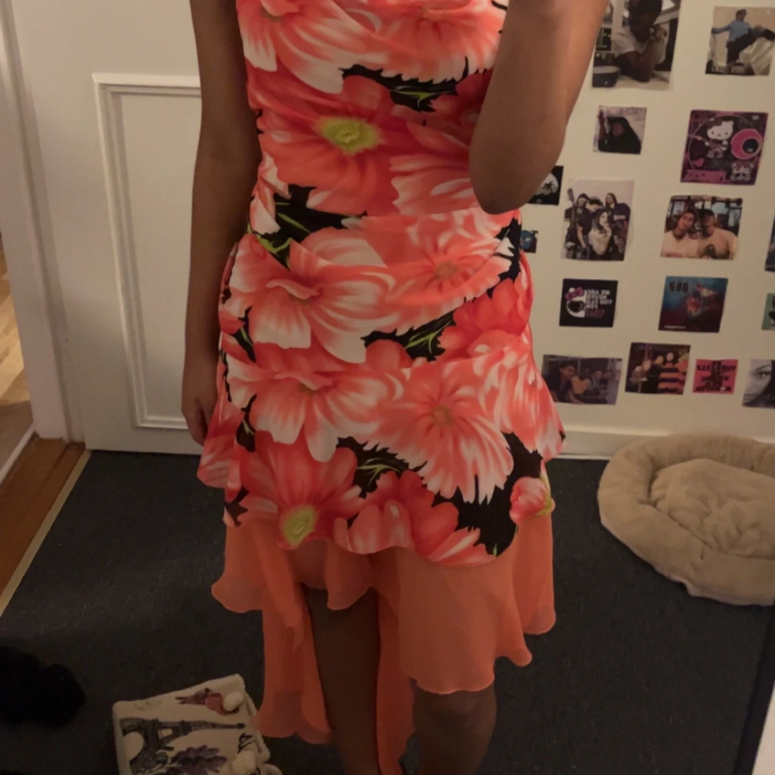 Blommig klänning med volangdetaljer