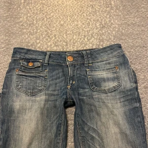 low waist jeans  - jätte snygga low waist jeans, säljer då dom är för stora för mig, längd: 34 midja: 29 