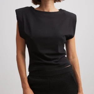 Svart ärmlös topp - Josefine HJ x NA-KD. Slutsåld! Superfin topp till vardags/fest, (inte strukit toppen) 