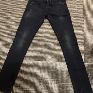 Dondup George jeans - Säljer ett par svarta jeans från Dondup i storlek 29. De har en slim passform och är i bra skick. Perfekta för både vardag och fest! 🖤