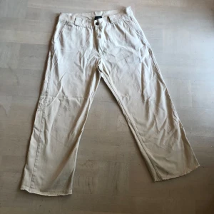 Beige chinos från Sweet sktbs - Säljer ett par beige chinos från sweet sktbs.