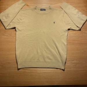 Beige kashmirtröja från Polo Ralph Lauren - Säljer en 100% cashmere tröja från Polo Ralph lauren. Storlek XL men passar för mig som är runt 180 cm och 65 kg, dock är ärmarna lite för stora för min smak. Tveka inte att höra av er!
