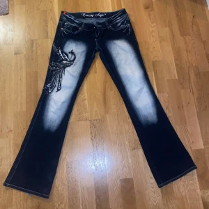  Crazy Age jeans - Snygga crazy age jeans med lite slitage där nere. Midjebredden 38 cm rakt över och innerbenslängden 80 cm. Pris kan diskuteras!!