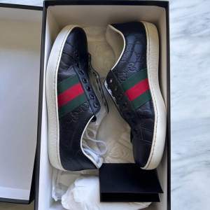 Säljer ett par snygga svarta sneakers från Gucci i skinn. Perfekta för både vardag och fest! De är i mycket bra skick och kommer i originalförpackning. Skorna ligger på 4500 i nypris och är väldigt sällsynta. Om du har några frågor/funderingar hör av dig. (Pris kan diskuteras vid snabb affär)