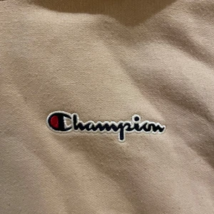 Beige hoodie från Champion - Säljer en snygg beige hoodie från Champion i storlek S. 