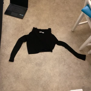 Svart ribbad tröja från NA-KD - Säljer en snygg svart ribbad tröja från NA-KD i storlek S. Perfekt för höst och vinter med sin mysiga och stilrena design. Tröjan har långa ärmar och en tight passform som passar både till vardags och fest. Ett måste i garderoben! 🖤