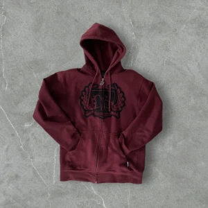Vinröd hoodie från Läget Apparel - Intressekoll på en riktigt skön vinröd hoodie, inget speciellt märke men riktigt snygg, bra kvalitet.  Lägg gärna bud📞📞👈