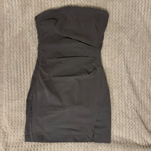 Kort fest klänning - Kort fest klänning med dragkedja på sidan. Prislappen visar stl M men passar för de som är har XS-S.  Aldrig använd. Säljes med prislapp. (Tidigare pris 250kr)