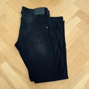 Svarta Replay Anbass - Tja, säljer mina svarta anbass. Använda 2 gången tvättat 1 gång. Köpt på volt i göteborg. Om ni har frågor skicka pm.